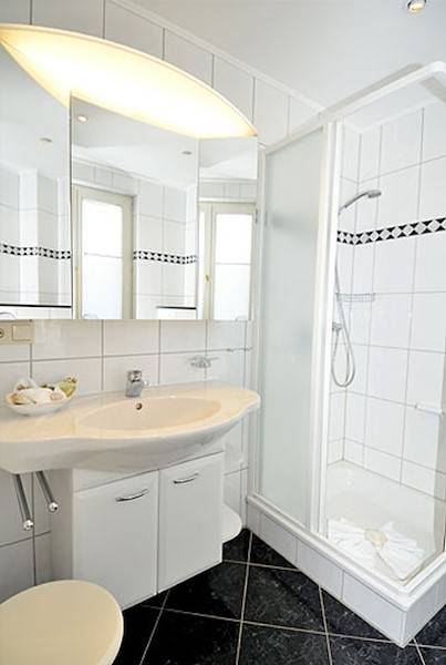 Badezimmer mit Duschkabine