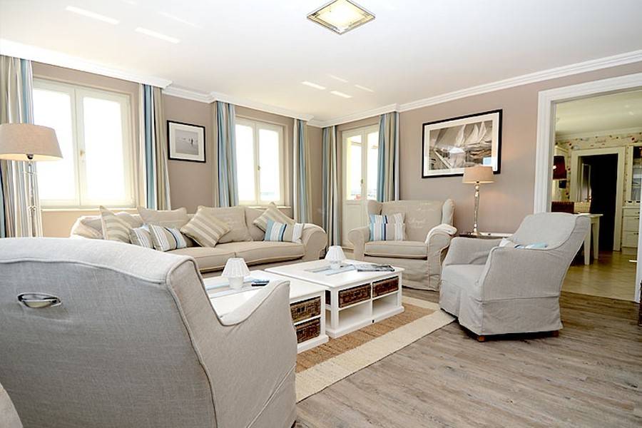 Wohnzimmer mit bequemen Sitzmöbeln