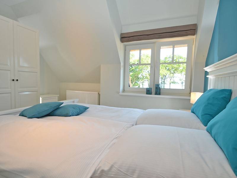 Das Schlafzimmer 3 mit Doppelbett und Meerblick
