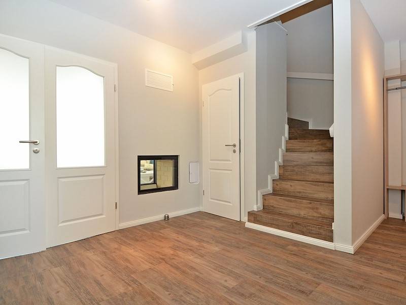 Der Eingangsbereich mit Garderobe und Aufgang ins Obergeschoss
