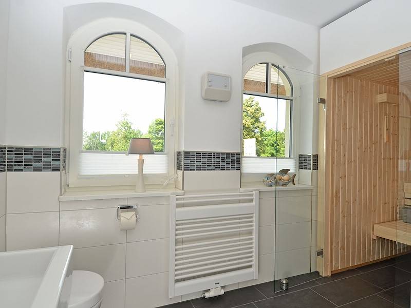 Das Duschbad mit Sauna befindet sich im Erdgeschoss
