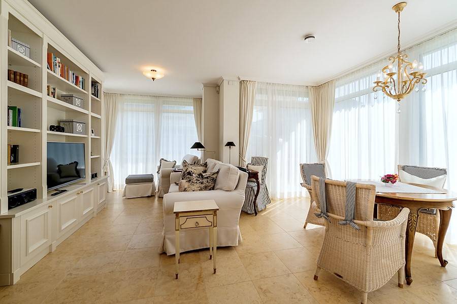 Tageslicht durchströmt den exklusiven Wohnbereich.