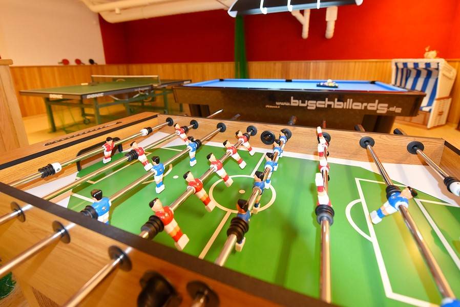 Im Freizeitraum stehen u.a. ein Poolbillard, eine Tischtennisplatte und ein Kicker zur Verfügung.