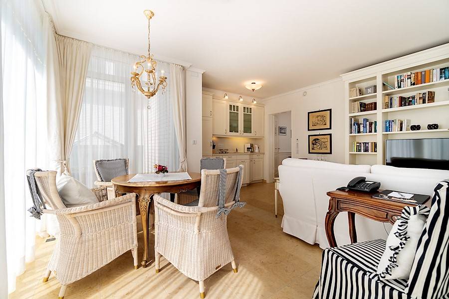 Nehmen Sie Platz und genießen das Frühstück samt frischer Meeresluft...