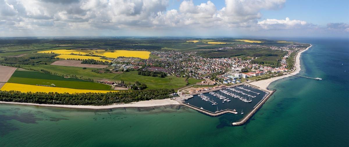 Unmittelbar vor dem Yachthafen befindet sich die Villa mit der Ferienwohnung.