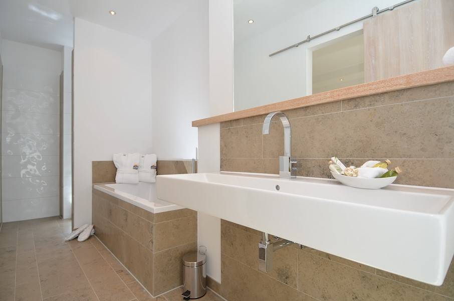 Das moderne Bad mit Badewanne