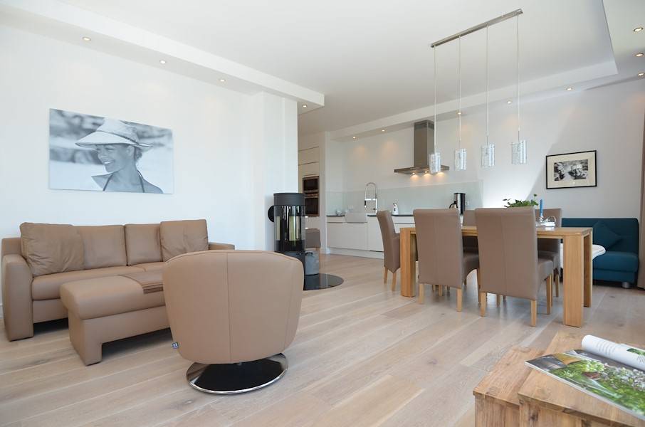 Bequeme Ledersofas und ausreichend Platz sind Garant für ein Wohlfühlambiente.
