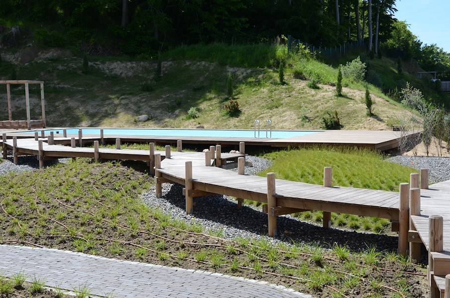 Der exotisch angelegte Garten mit hauseigenem Swimmingpool