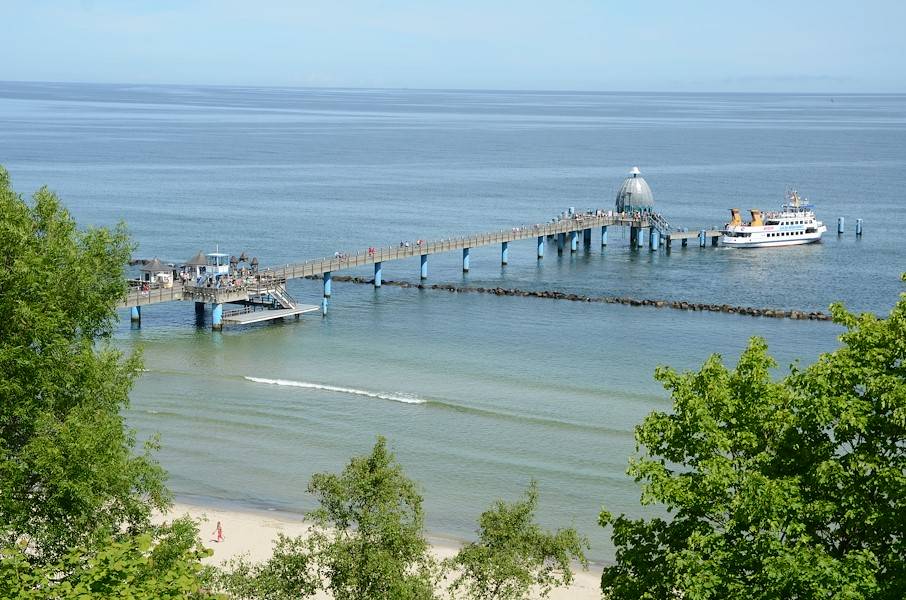 Die Selliner Seebrücke ist ein Katzensprung von der Ferirenwohnung Charlotta  entfernt