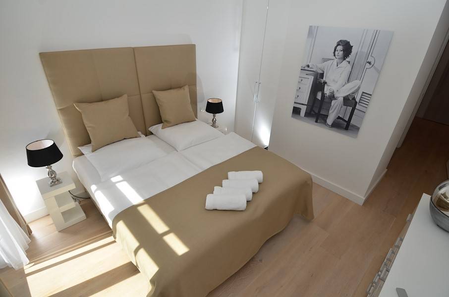 Das Schlafzimmer mit Doppelbett und Kleiderschrank