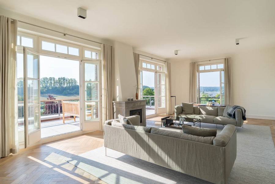 Zahlreiche Fensterelemente durchfluten den Raum mit Sonnenlicht.