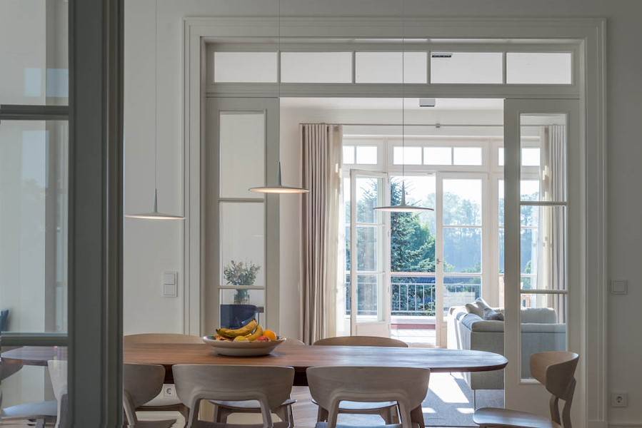 Neben dem Wohnbereich befindet sich ein separates Esszimmer samt Esstisch und Stühlen