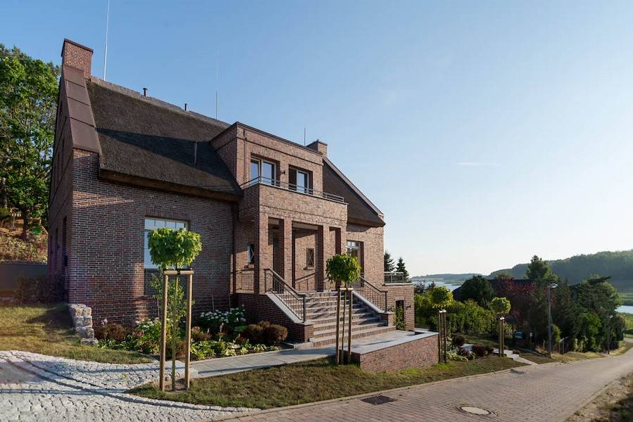 Das stilvolle Reetdachhaus erwartet Sie bereits.