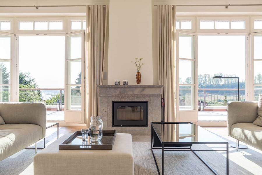 Ein edler Kamin spendet in der kühleren Jahreszeit wohlwollende Wärme