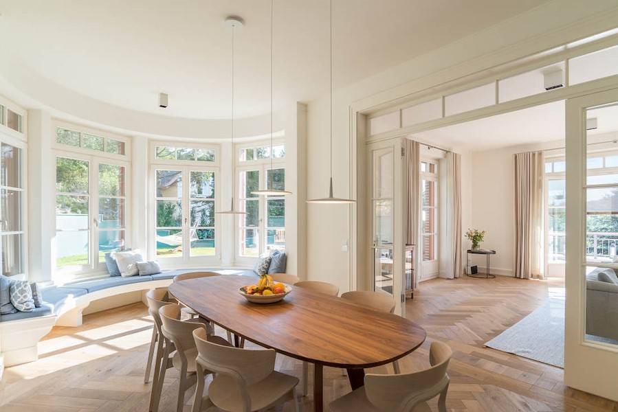 Ein Platz zum relaxen ist die halbrunde Fensterbank mit Blick ins Grüne...