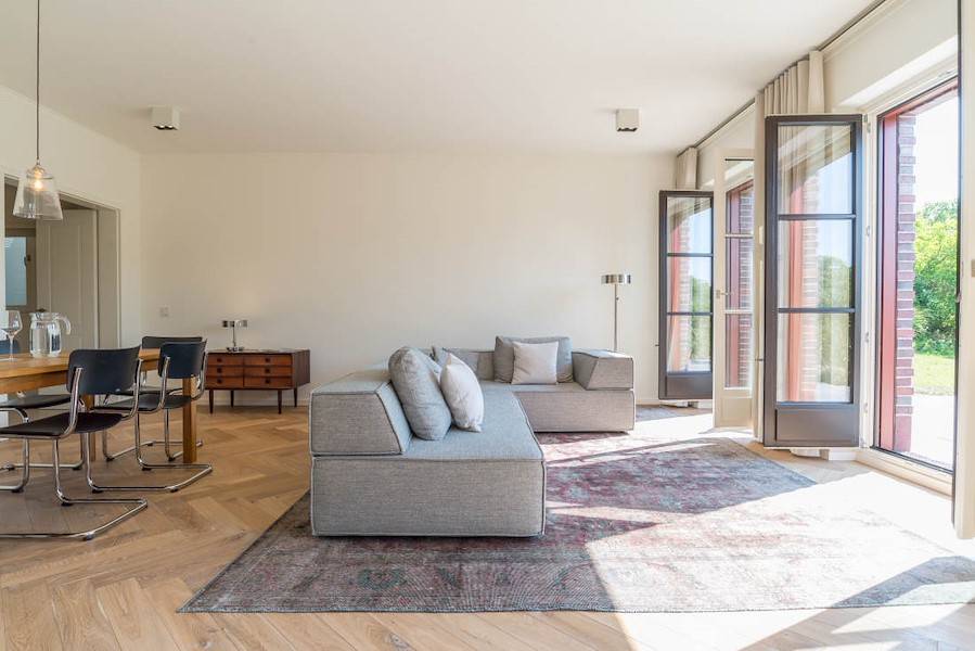 Der weitläufige Wohnbereich mit Esstisch.