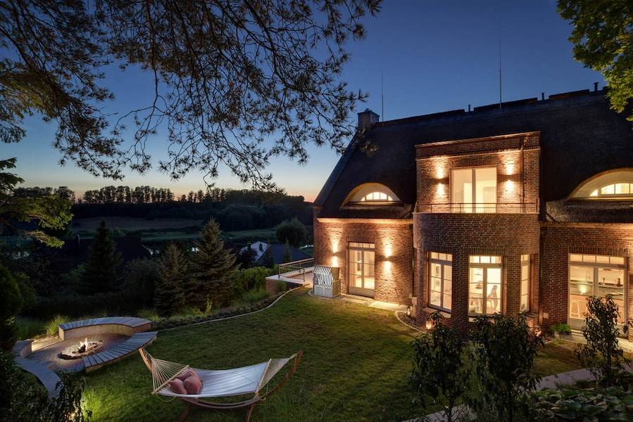 Ein Ort für spannende Gespräche ist die Feuerstelle im Garten.