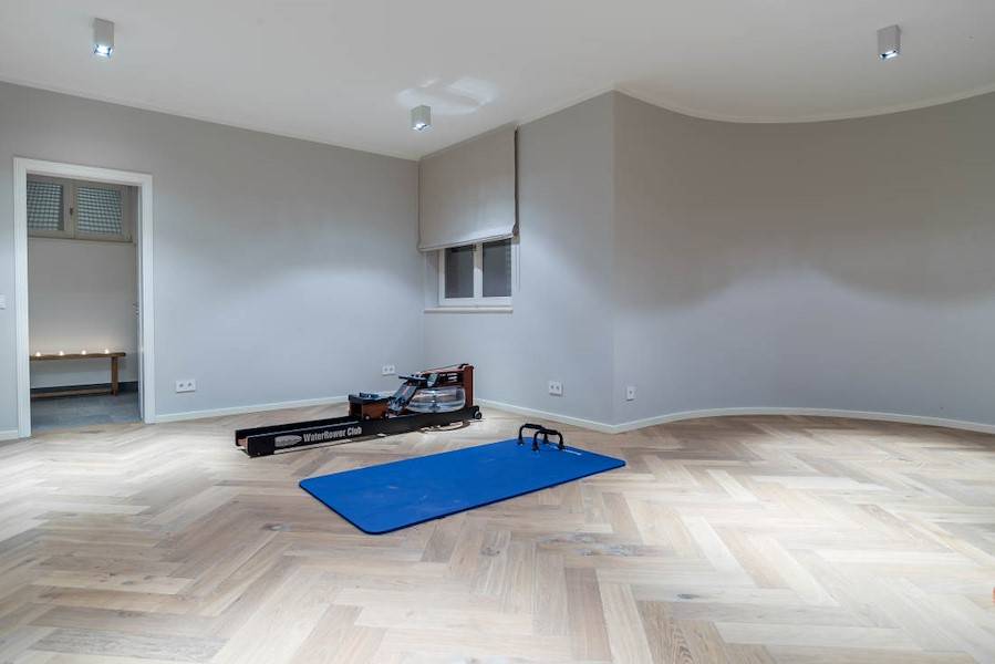 Halten Sie sich fit am Rudergerät im Unterschoss.