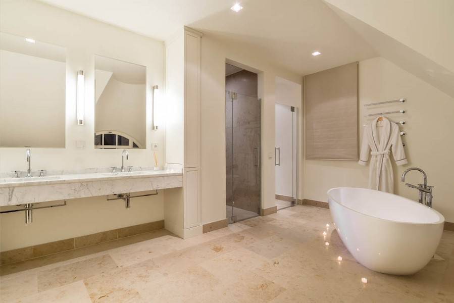 Das Masterbad mit freistehender Badewanne und separater Dusche.