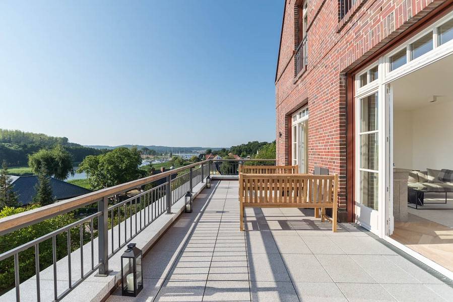 Wunderbar ist der Ausblick auf den Yachthafen und die endlose Weite.