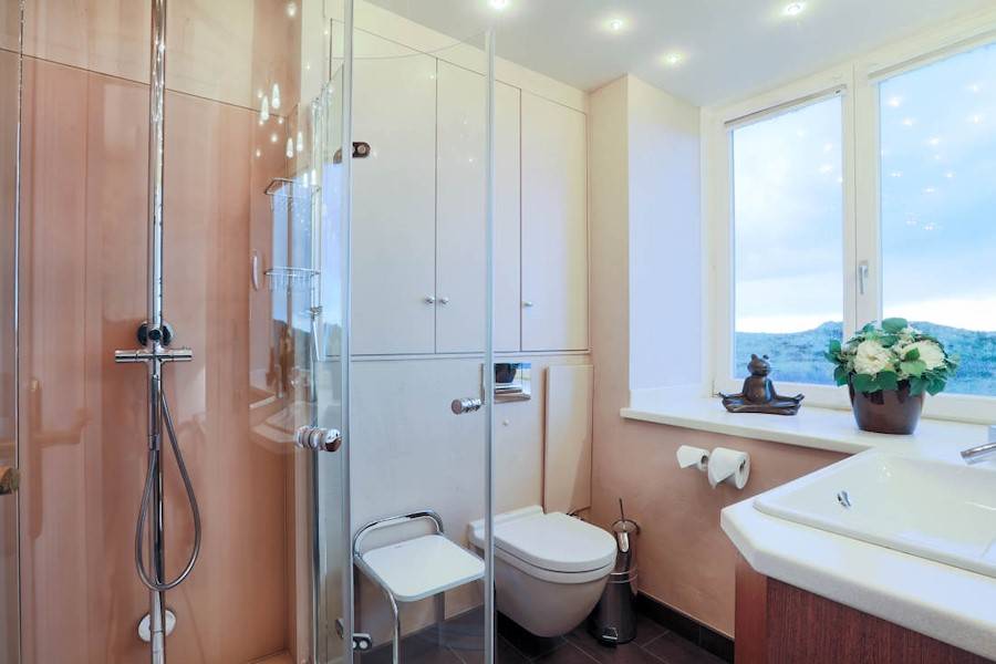 Das zweite Bad mit Dusche, Tageslicht und Meerblick