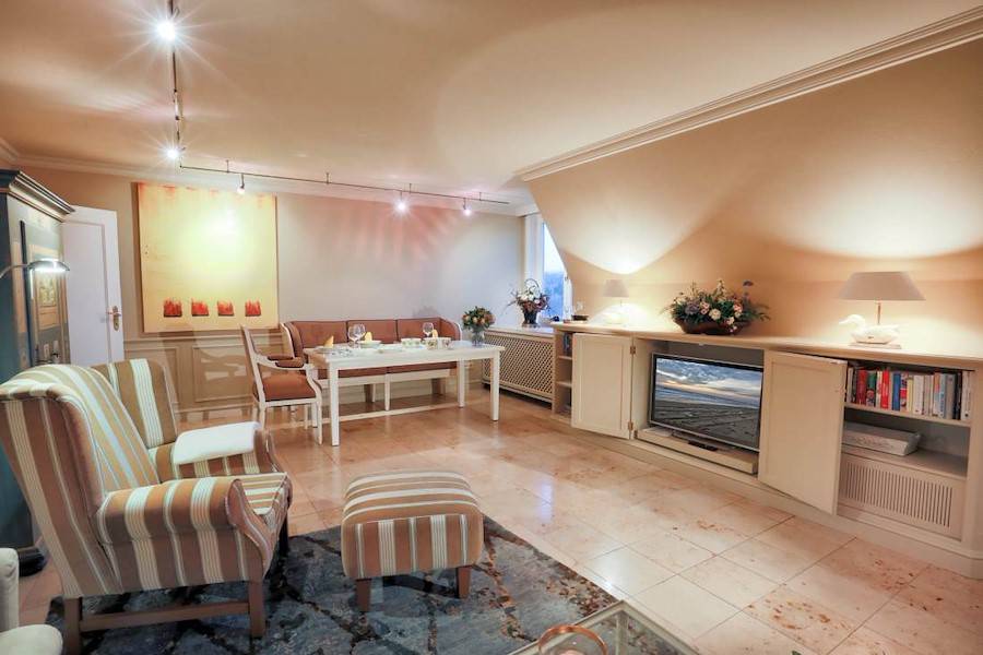 Der großzügige Wohnbereich mit integriertem Flatscreen
