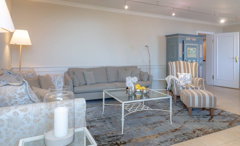 Hochwertige und sehr bequeme Polstermöbel laden zum Entspannen ein.