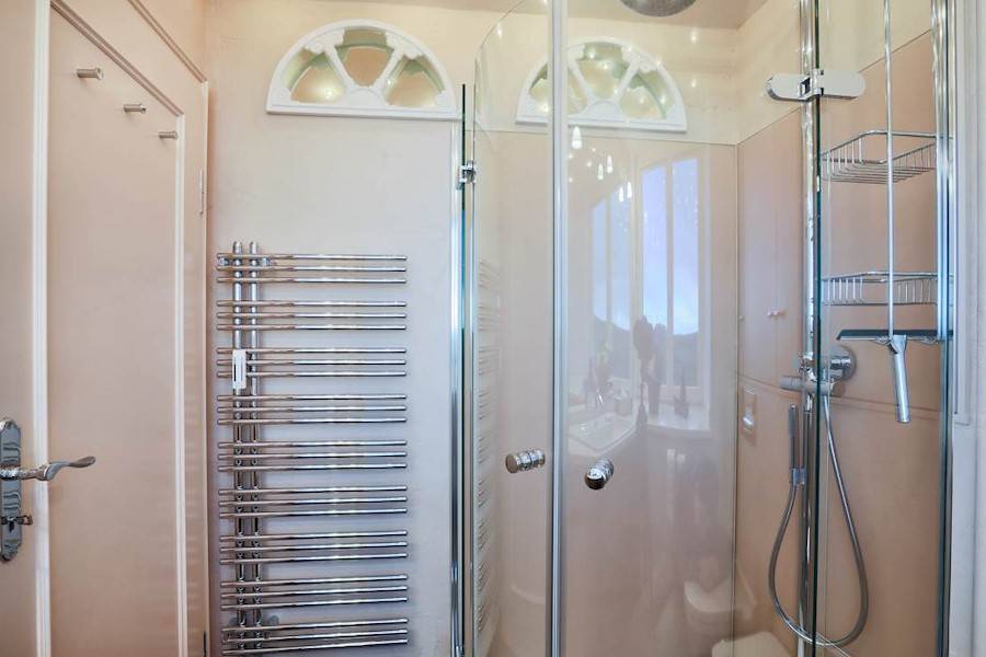 Das exklusive Duschbad mit Handtuchheizkörper
