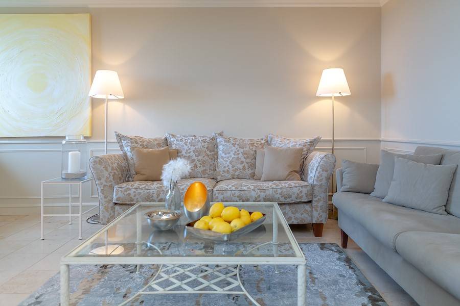 Nehmen Sie Platz auf einem der gemütlichen Sofas
