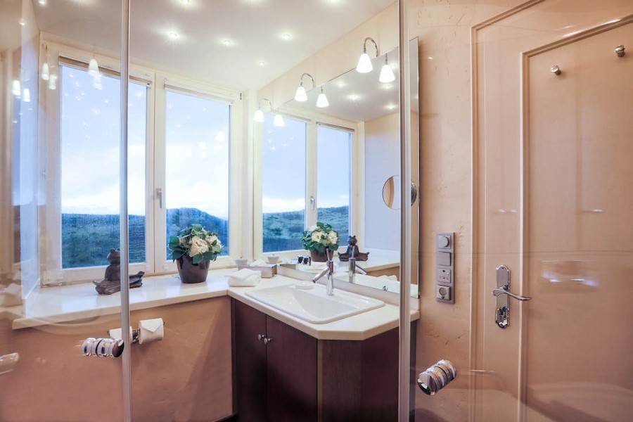 Ein zweites Badezimmer mit Dusche und Meerblick
