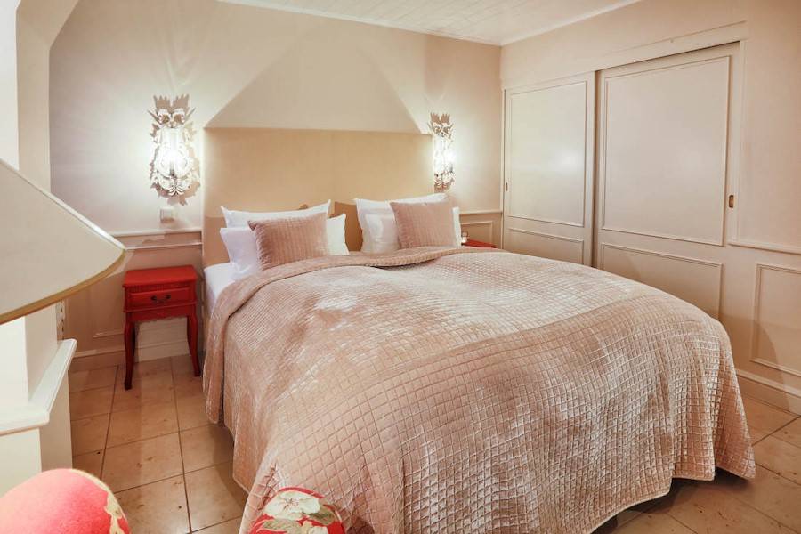 Das zweite Schlafzimmer mit Doppelbett und Kleiderschrank für Ihre Garderobe