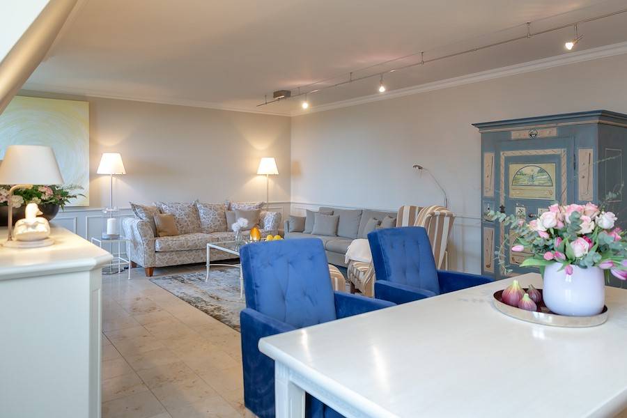 Der großzügige Wohnbereich der Ferienwohnung Kliffsand in Kampen.