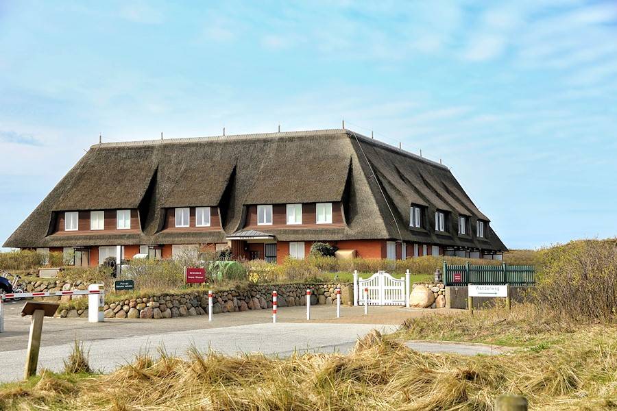 Das reetgedeckte Anwesen mit der Ferienwohnung Kliffsand in Kampen