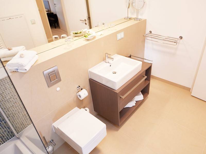 Viel Abstellfläche bietet das moderne Badezimmer.
