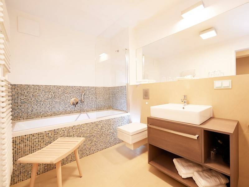 Hochwertiges Badezimmer mit Badewanne