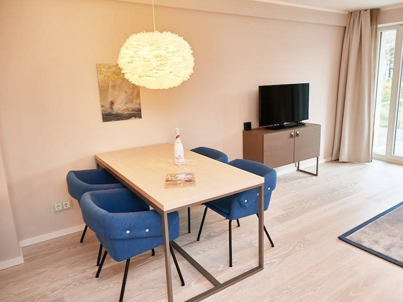 Esstisch mit bequemen Polsterstühlen