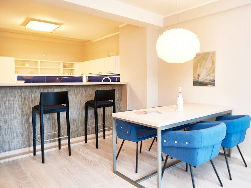 Nehmen Sie Platz am Esstisch oder an der Theke.
.