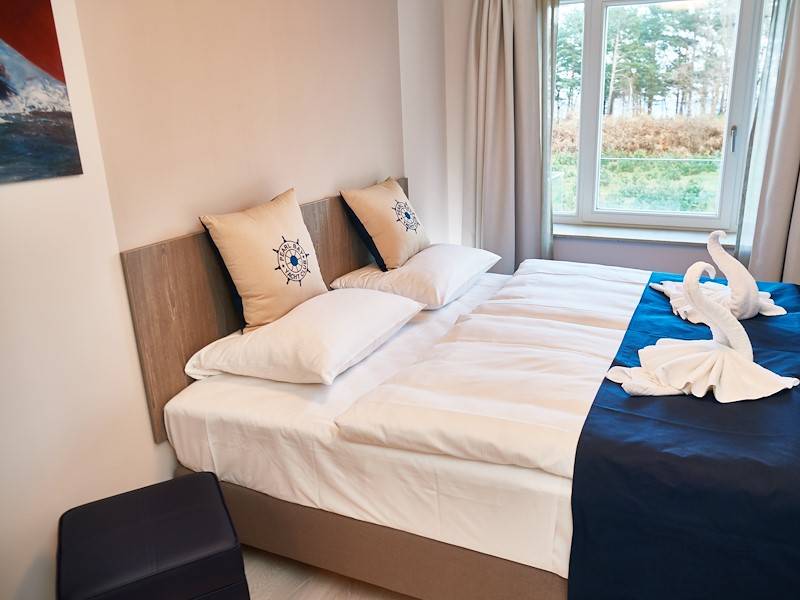 Das zweite Schlafzimmer mit bequemen Doppelbett und dem Blick ins Grüne