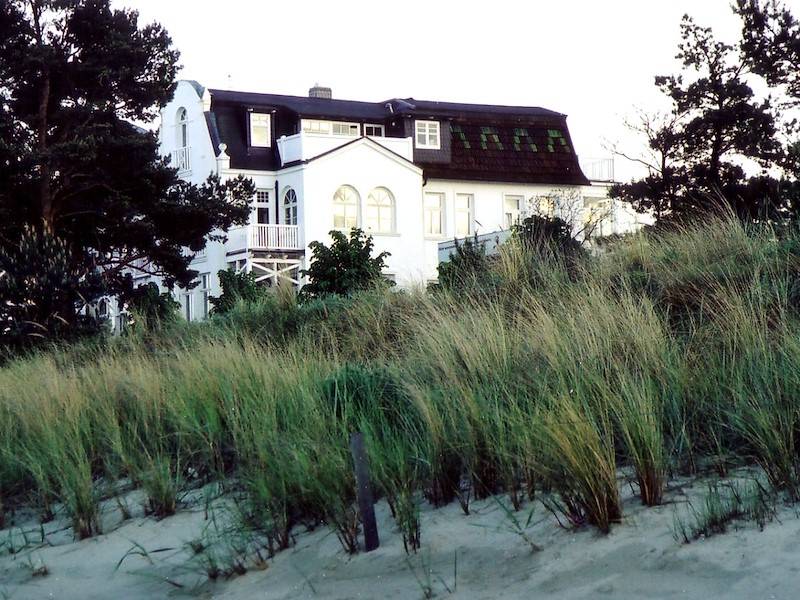 Die Villa befindet sich in 1. Reihe zum Meer, direkt am feinsandigen Badestrand.