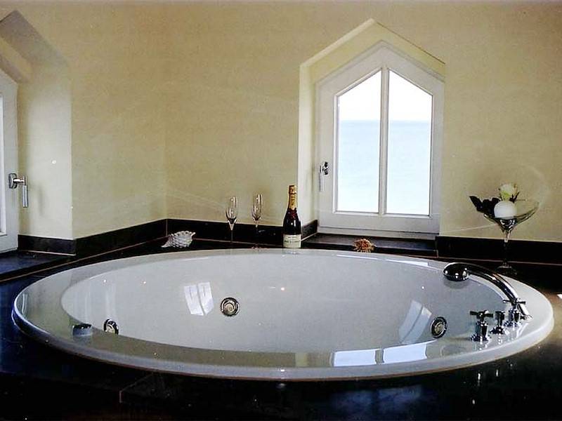 Ein Highlight ist der Blick auf das Meer aus dem Whirlpool.