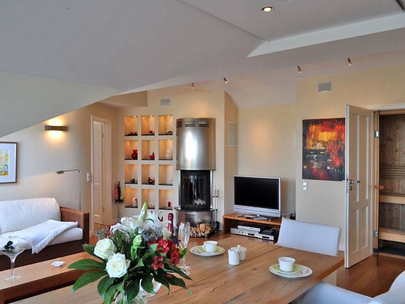 Das Wohnzimmer ist hell und geschmacksvoll eingerichtet.