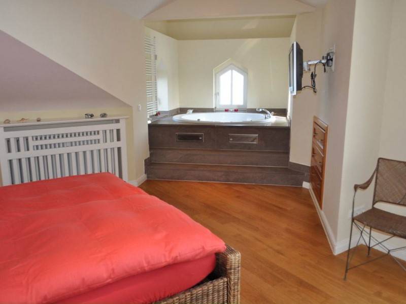 Das Schlafzimmer mit Whirlpool und Bad en suite.
