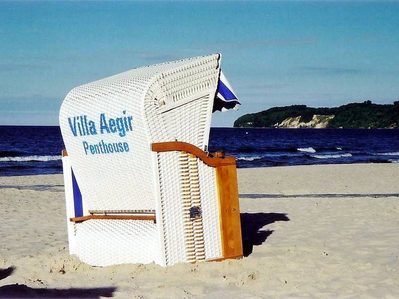 Am Badestrand lädt ein persönlicher Strandkorb zum Sonnenbaden ein.