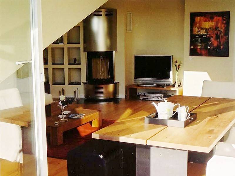 Ein großer Esstisch bietet Platz für alle Personen.