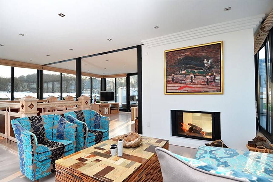 Der von zwei Seiten einsehbare Kamin im Penthouse.
