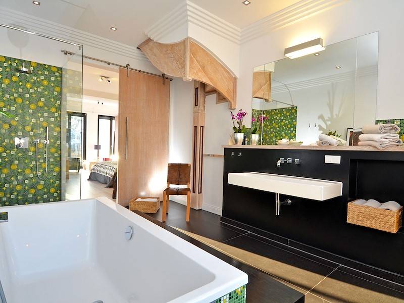Das Masterbad mit Badewanne und Dusche.
