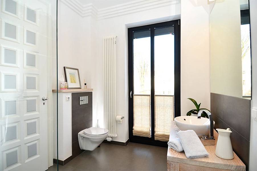 Das moderne und helle Tageslicht- Duschbad.
