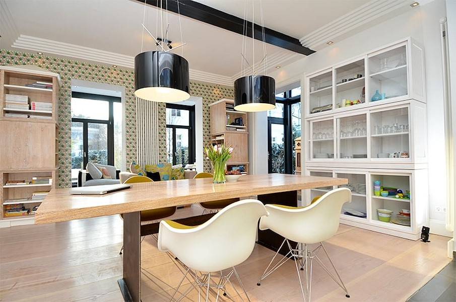 Ein großer Massivholztisch bietet Platz für alle Personen.
