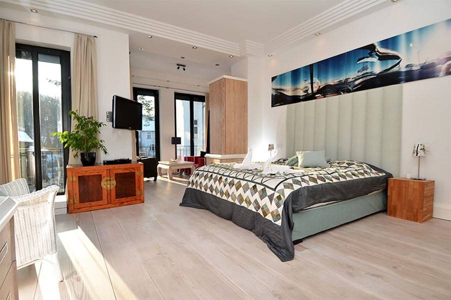 Das ca. 33 m² große Hauptschlafzimmer mit Flachbildschirm.

