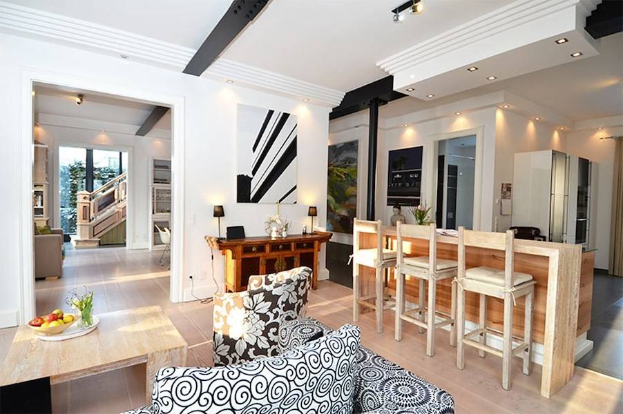 Nehmen Sie Platz an der Küchentheke der offenen Wohnküche.